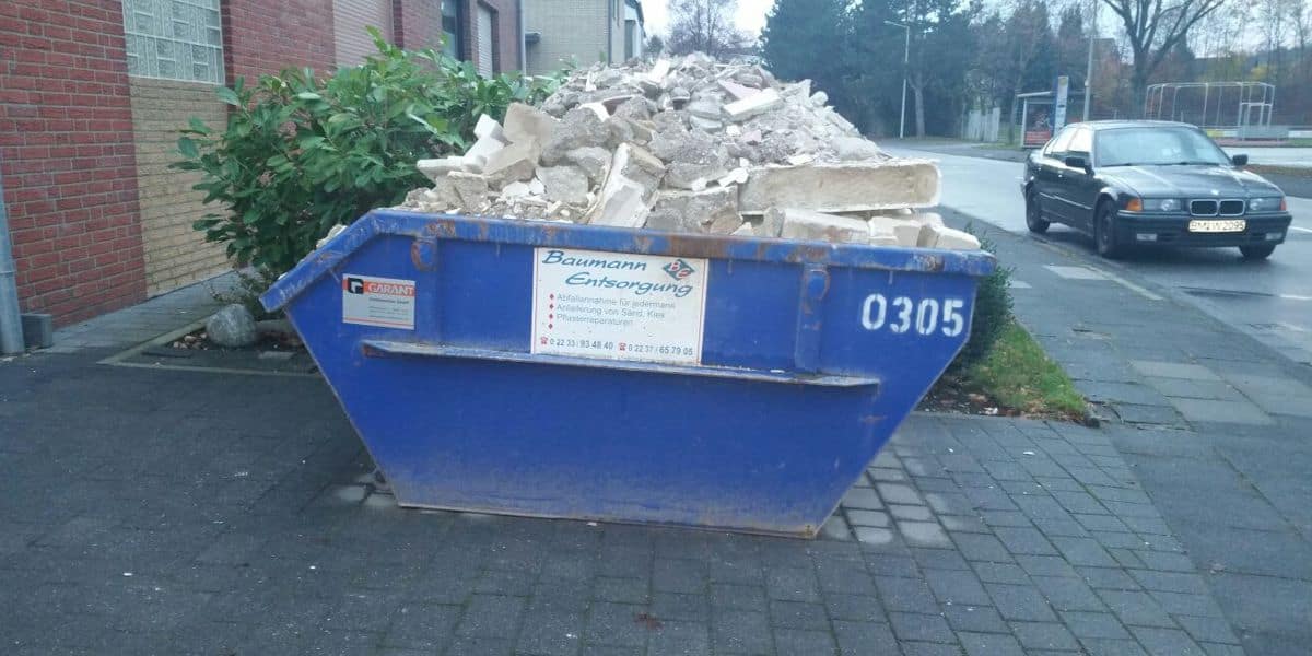 3m³ Container überladen mit Bauschutt Hürth 3m³ Container überladen mit Bauschutt Hürth