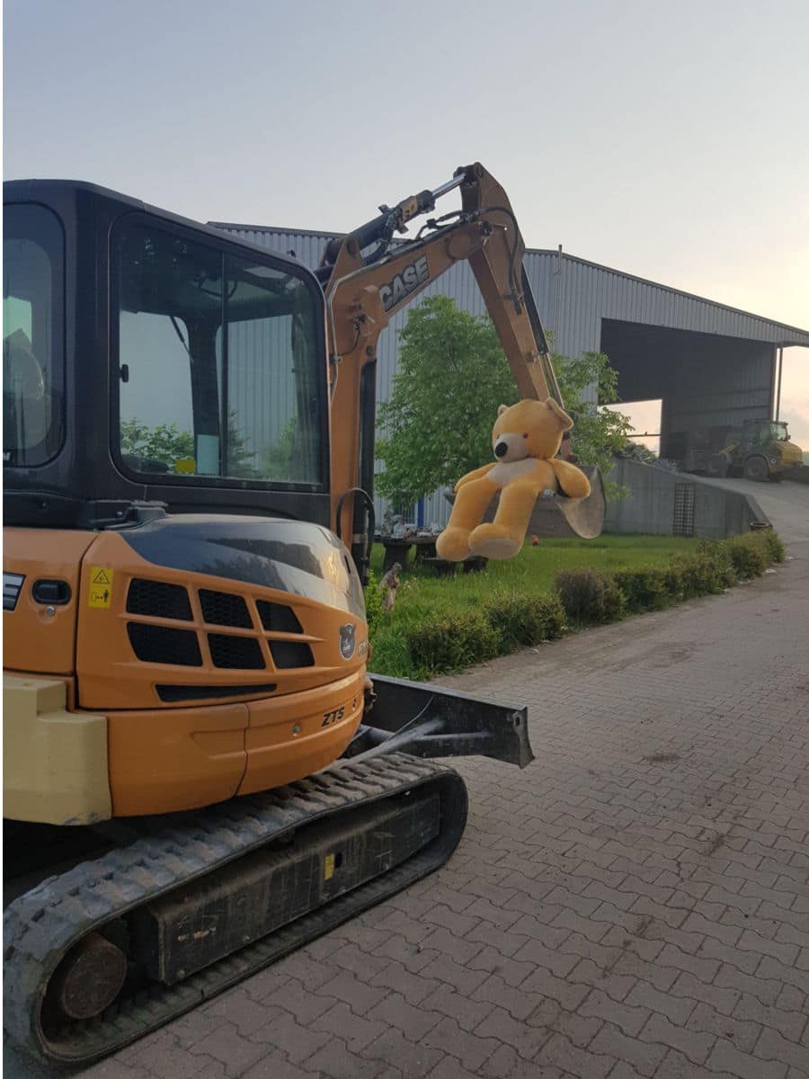 Bagger für Mischabfälle auf dem Recyclinghof zu sortieren Bagger für Mischabfälle auf dem Recyclinghof zu sortieren